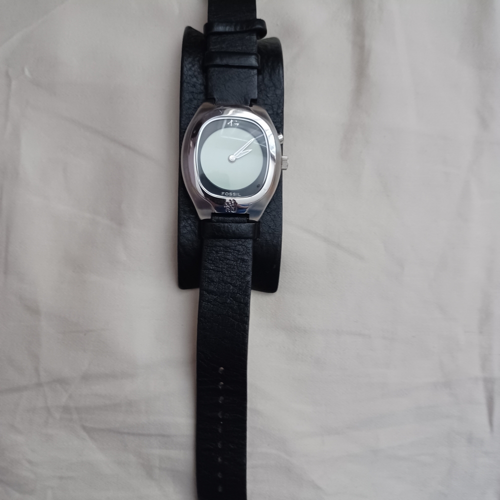 Fossil Dragon Watch New Batteries Very Fine Stainless Steel Black leather Band - Picture 9 of 14